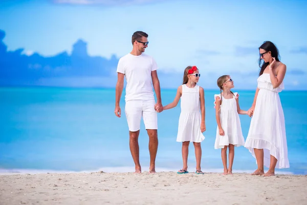 Молода красива сім'я на білому пляжі — стокове фото