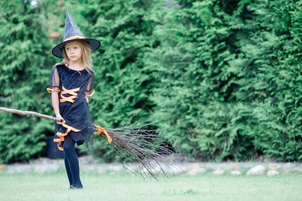 Menina feliz em traje de Halloween com jack pumpkin.Trick ou deleite — Fotografia de Stock