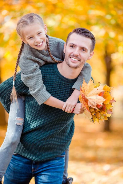 Familie mit Vater und Kind an schönem Herbsttag im Park — Stockfoto