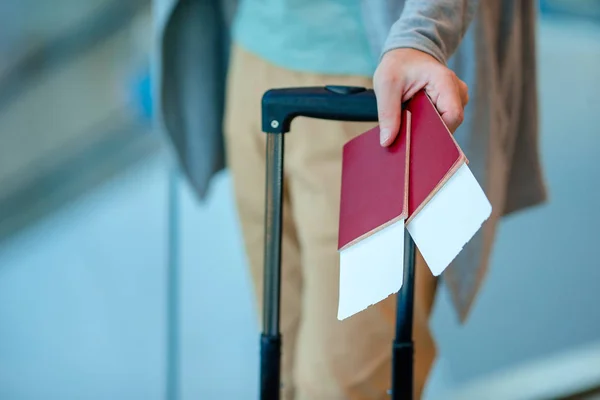 Närbild av man som innehar pass och boardingkort på flygplatsen — Stockfoto