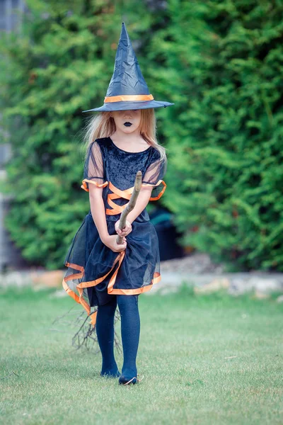 Chica feliz en traje de halloween con calabaza jack. Truco o trato —  Fotos de Stock