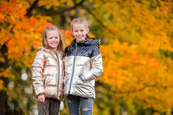 Kleine entzückende Mädchen an warmen, sonnigen Herbsttagen im Freien — Stockfoto