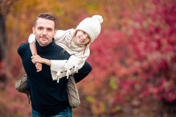 Familie van vader en kind op mooie herfstdag in het park — Stockfoto