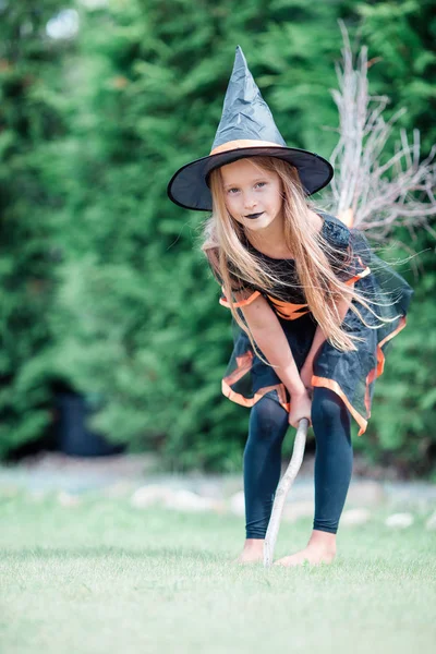 Šťastná dívka v halloween kostýmu Jacka pumpkin.trick nebo dárek — Stock fotografie