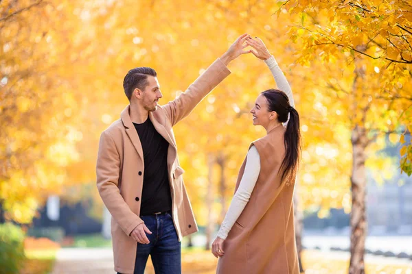 Glad familjevandring i höstparken på solig höstdag — Stockfoto