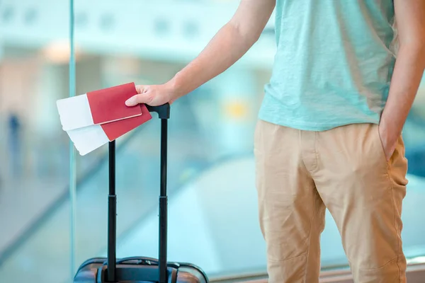 Primo piano dell'uomo in possesso di passaporti e carta d'imbarco in aeroporto — Foto Stock