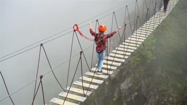 El puente de cuerda en la cima de la montaña de Rosa Khutor, Rusia — Vídeos de Stock