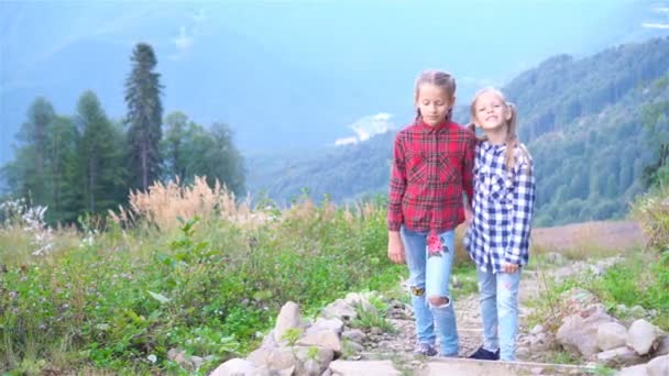 Hermosas niñas felices en las montañas en el fondo de la niebla — Vídeos de Stock