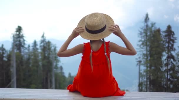 Mooi gelukkig klein meisje in bergen in de achtergrond van mist — Stockvideo