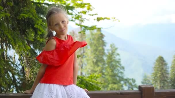Belle petite fille heureuse dans les montagnes dans le fond de brouillard — Video