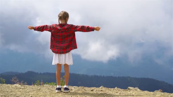 霧の背景の山に美しい幸せな小さな女の子 君の風景 — ストック動画