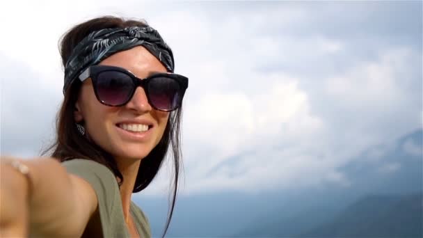 Красивая счастливая молодая женщина в горах на фоне тумана — стоковое видео