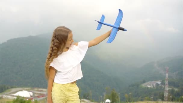 Schöne glückliche kleine Mädchen in den Bergen im Hintergrund des Nebels — Stockvideo