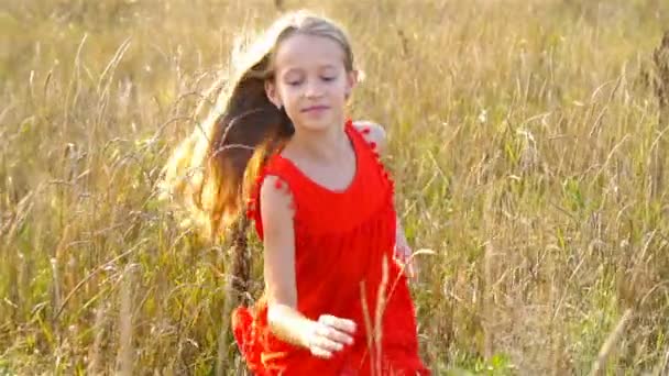 Linda menina loira, tem divertido feliz alegre sorriso rosto, vestido vermelho — Vídeo de Stock