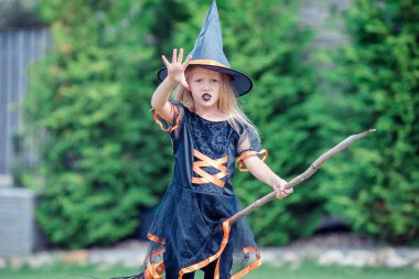 mutlu kız jack pumpkin.trick ya da şeker ile halloween kılık