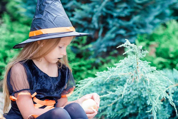 快乐的女孩，在万圣节服装与杰克 pumpkin.trick 或热情的款待 — 图库照片