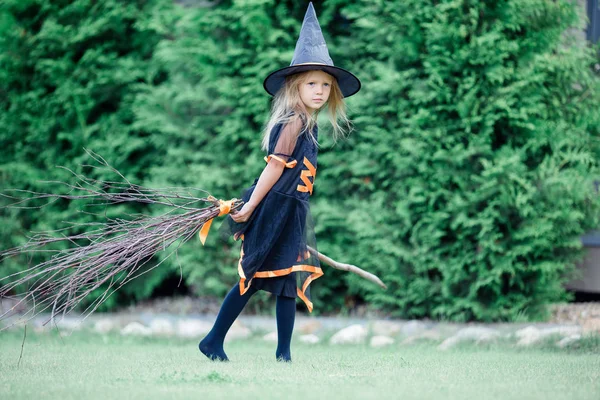 Boldog lány jack pumpkin.trick vagy kezelésére halloween jelmez — Stock Fotó