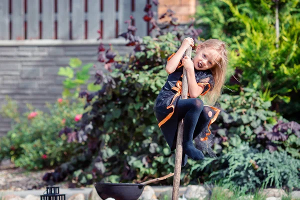 Szczęśliwa dziewczyna w halloween kostium z Jacka pumpkin.trick lub leczenia — Zdjęcie stockowe