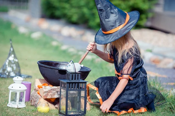 Menina feliz em traje de Halloween com jack pumpkin.Trick ou deleite — Fotografia de Stock