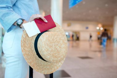 Havaalanında pasaportlu ve biniş kartlı bir adam var.
