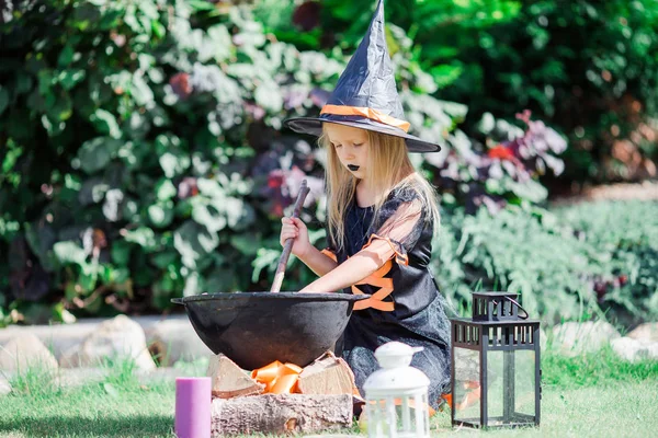 可爱的小女孩穿着巫婆的服装在万圣节在秋天的一天和有乐趣户外 不给甜头就有好看的 — 图库照片