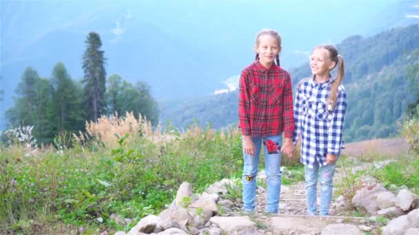 Hermosas niñas felices en las montañas en el fondo de la niebla — Vídeo de stock