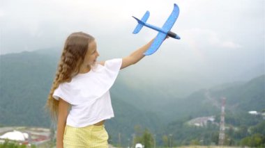 Sisin arkasındaki dağlarda güzel mutlu küçük bir kız.