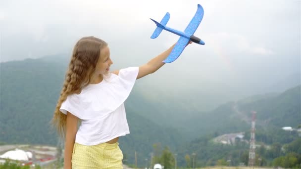 Belle petite fille heureuse dans les montagnes dans le fond de brouillard
