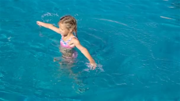 Adorable niña en la piscina al aire libre — Vídeos de Stock