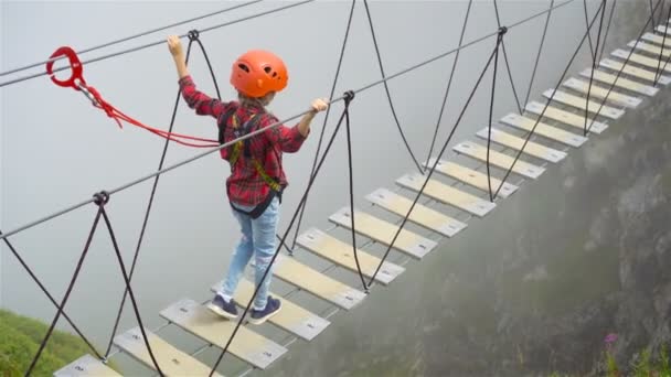 El puente de cuerda en la cima de la montaña de Rosa Khutor, Rusia — Vídeo de stock