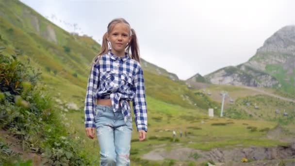 Όμορφο χαρούμενο κοριτσάκι στα βουνά στο φόντο της ομίχλης — Αρχείο Βίντεο