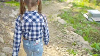 Sis arka planda dağlarda güzel mutlu küçük kız. Beautful peyzaj