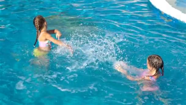 Adorables niñas en la piscina al aire libre — Vídeo de stock