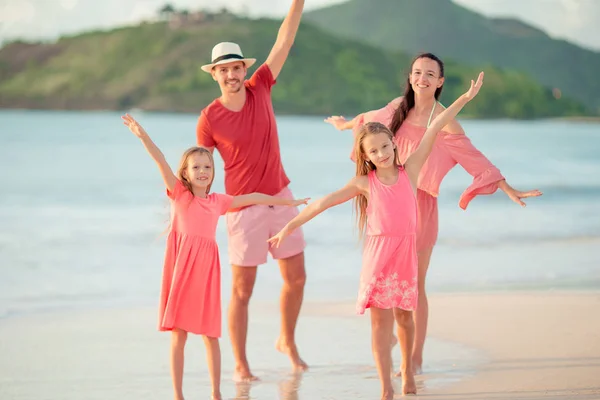 Szczęśliwa rodzina z dziećmi spacer na plaży o zachodzie słońca — Zdjęcie stockowe