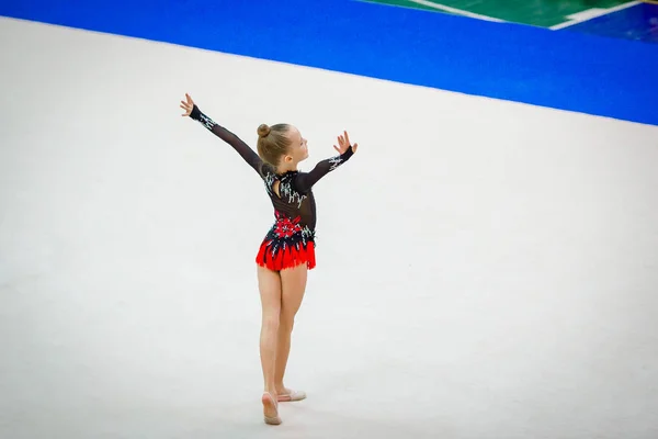 Krásná malá aktivní gymnastka dívka se svým výkonem na koberci — Stock fotografie