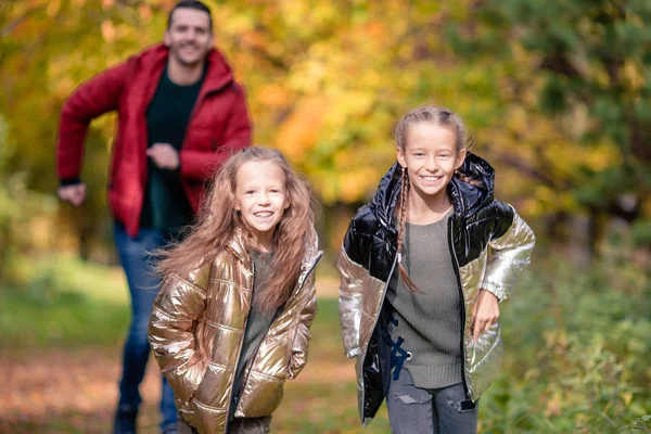 Familj pappa och barn på vacker höstdag — Stockfoto