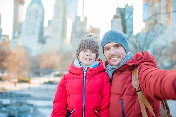 Adorable niña y papá se divierten en Central Park en la ciudad de Nueva York —  Fotos de Stock
