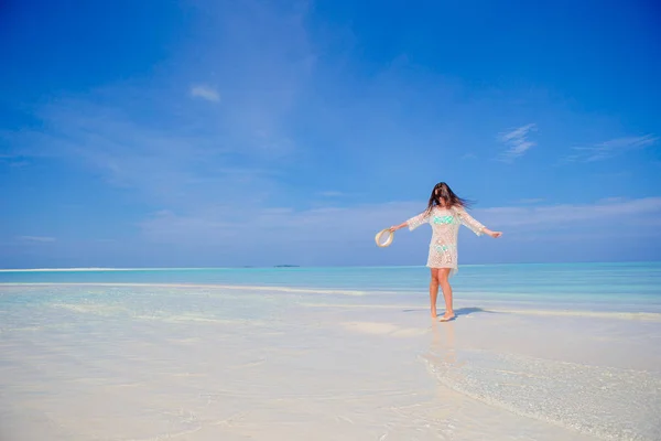 Mujer joven disfrutar de vacaciones en la playa tropical en Maldivas — Foto de Stock