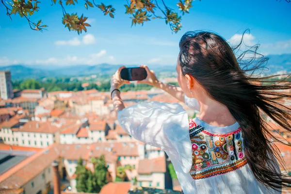 Young caucasian woman making photo by mobile phone from the observation place — Stock Photo, Image