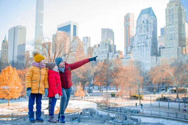 Family of father and kids in Central Park during their vacation in New York City — Stock Photo, Image