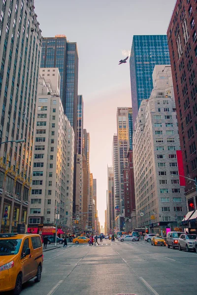 Hermosa calle de Nueva York y América, 01 de enero de 2018 en Manhattan, Nueva York . —  Fotos de Stock