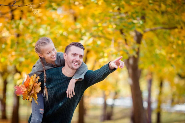 Familie mit Vater und Kind an schönem Herbsttag im Park — Stockfoto