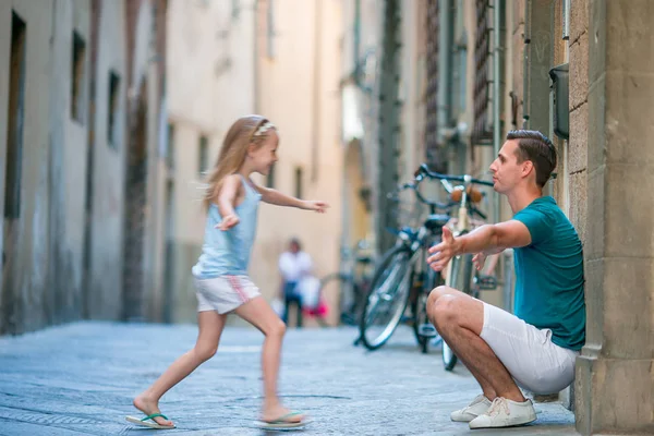 Feliz padre y niña adorable en Roma durante las vacaciones italianas de verano —  Fotos de Stock