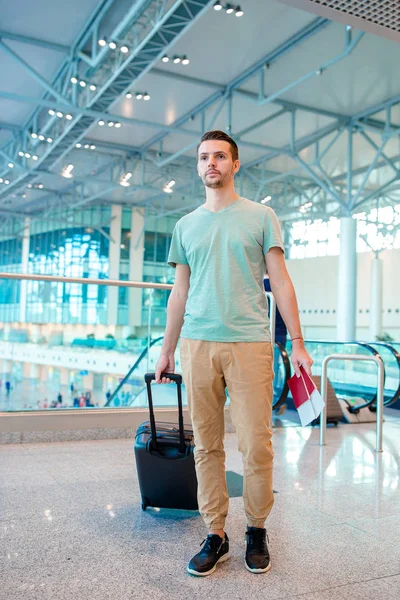 Νεαρός σε ένα σαλόνι αεροδρομίου που περιμένει αεροσκάφος πτήσης. — Φωτογραφία Αρχείου