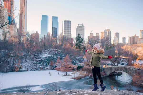 Adorable chica en Central Park en la ciudad de Nueva York —  Fotos de Stock