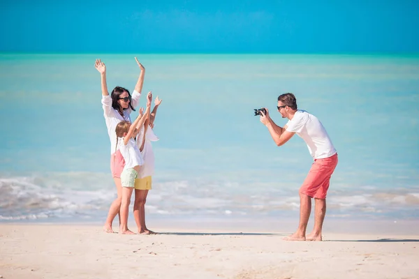 Hombre tomando una foto de su familia —  Fotos de Stock