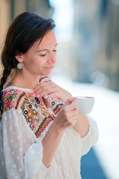 Joyeux jeune femme urbaine buvant du café en Europe. Touriste caucasienne profiter de ses vacances européennes dans la ville vide — Photo