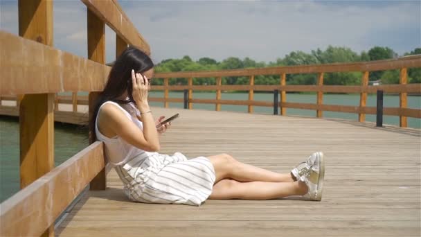 Hermosa Mujer Urbana Está Leyendo Mensaje Texto Teléfono Móvil Mientras — Vídeos de Stock
