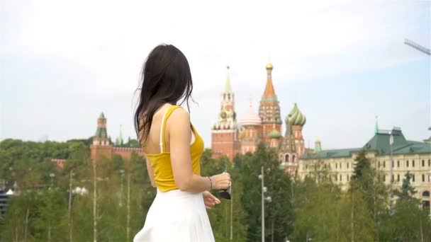 Happy young urban woman in european city. — Stock Video