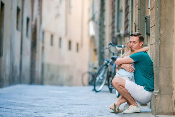 Pai feliz e pequena menina adorável em Roma durante as férias do verão italiano — Fotografia de Stock